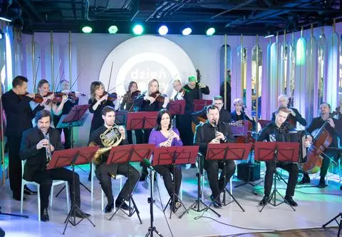 Ursynowska Orkiestra Kameralna na scenie DDTVN. Wykonała utwór z "Ojca Chrzestnego"