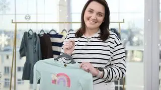 Dziecko buntuje się przy porannym ubieraniu? Rozwiązaniem problemu jest zabawa "stacyjkowo"