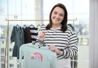 Dziecko buntuje się przy porannym ubieraniu? Rozwiązaniem problemu jest zabawa "stacyjkowo"