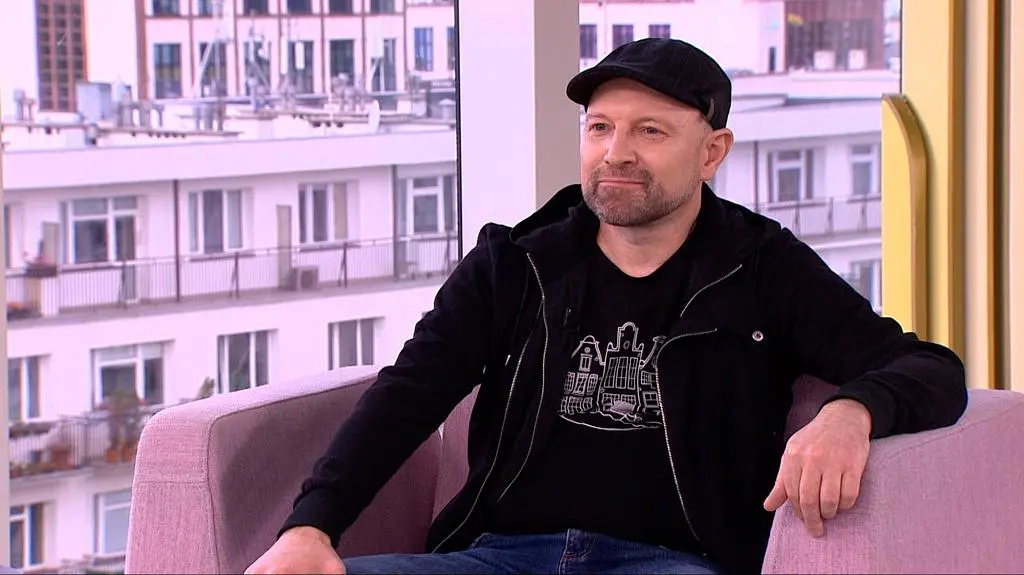 Piotr Oczko i jego książka „Pocztówka z Mokum. 21 opowieści o Holandii”. 