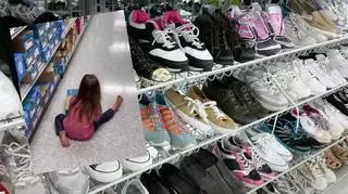 Trzylatka podmieniła w sklepie stare buty na nowe. "Geniusz"
