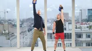 Trening kettlebell. Coraz popularniejsze ćwiczenia z dużymi odważnikami