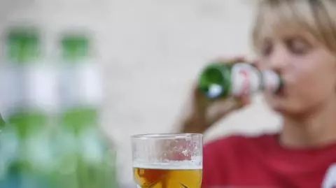 Warszawa. Matka dała dzieciom piwo bezalkoholowe. Komentarz policjantki