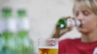 Matka poczęstowała dzieci bezalkoholowym piwem. Czy to zgodne z przepisami? 