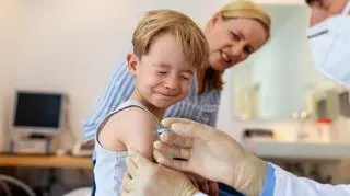 Chłopiec podczas szczepienia