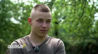 "Śmierć taty to był najgorszy moment". Nastolatek rzucił szkołę, by zbudować dom dla rodziny