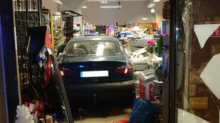 Samochód "zaparkowany" w sklepie spożywczym w Borku Strzelińskim