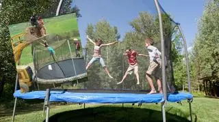 Niebezpieczna zabawa na trampolinie. Dzieci skakały z łyżki do traktora. "Rodzice roku"