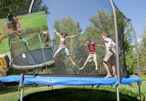 Niebezpieczna zabawa na trampolinie. Dzieci skakały z łyżki do traktora. "Rodzice roku"
