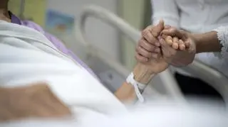 Rzężenie i zmiana wyrazu twarzy. Jakie sygnały wysyła ciało osoby, która jest bliska śmierci?