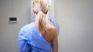Kobieta podczas mammografii
