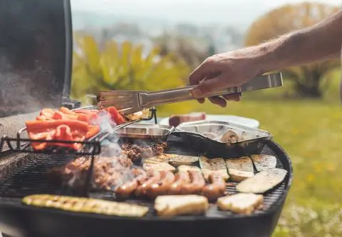 Majówkowe grillowanie droższe niż rok temu. Za które produkty słono zapłacimy?