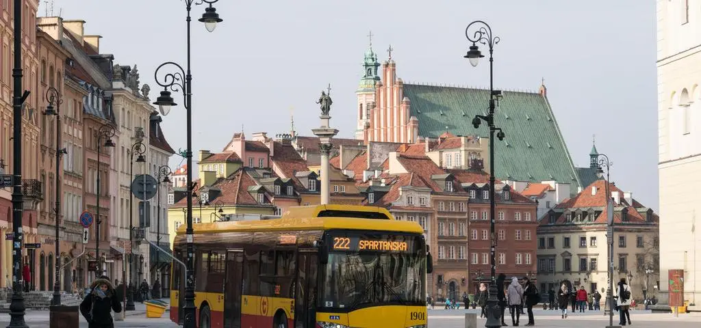 Warszawa. Wszystkich Świętych 2026 - jak dojechać na cmentarz?