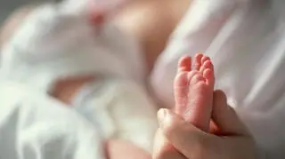 Szczepionka na gruźlicę u noworodka – jak się goi, jak pielęgnować miejsce po szczepieniu i co powinno wzbudzić obawy?