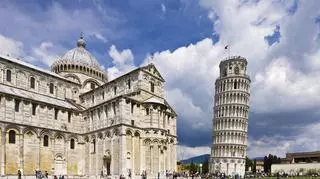 Krzywa Wieża w Pizie – histo­ria, cie­ka­wostki i zwie­dza­nie słyn­nego zabytku we Wło­szech