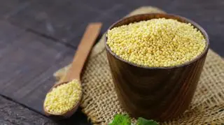 Domowy peeling z kaszy jaglanej - naturalna recepta na gładką i odżywioną skórę. Jak go zrobić?