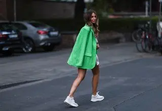 Te sneakersy będą hitem w 2022. Noszą je największe gwiazdy show-biznesu 