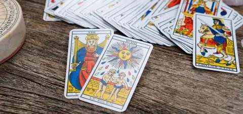Weekendowy horoskop tarotowy na 23-25 października 2026 dla wszystkich znaków
