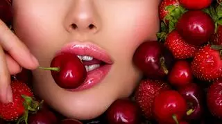 Owoce i warzywa zamiast kolorowych kosmetyków? Oryginalna technika makijażu podbija TikToka 