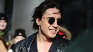 Dawid Kwiatkowski pozuje do zdjęcia bez koszulki. "Analogowy vibe"