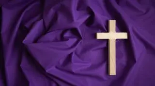 Krzyż na fioletowym suknie