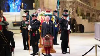 Czuwanie Książąt przy królewskiej trumnie. Dzieci i wnuki Elżbiety II pełnią wartę w Westminster Hall