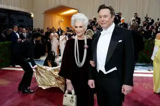Maye Musk w stroju kąpielowym