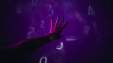 Wibracja numerologiczna na niedzielę. Nie udawaj kogoś, kim nie jesteś