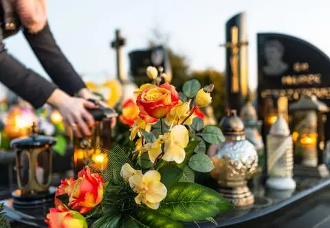 Jak zabezpieczyć groby przed kradzieżami na Wszystkich Świętych? Poznaj proste sposoby