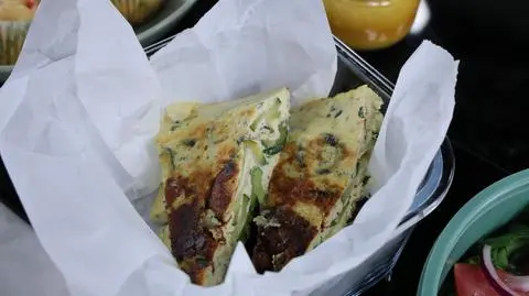 Włoska frittata z cukinią, ricottą i miętą