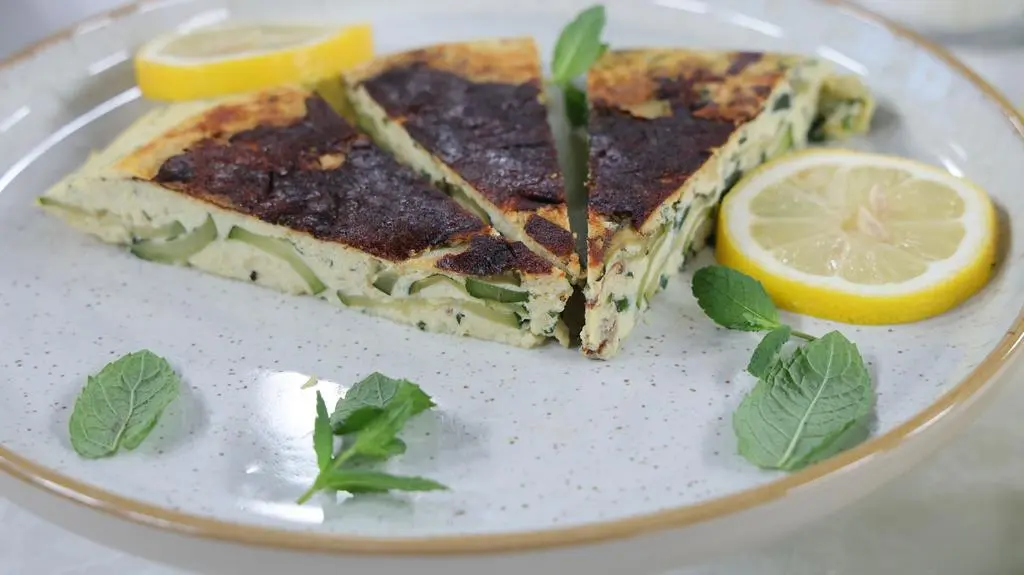 Włoska frittata z cukinią, ricottą i miętą