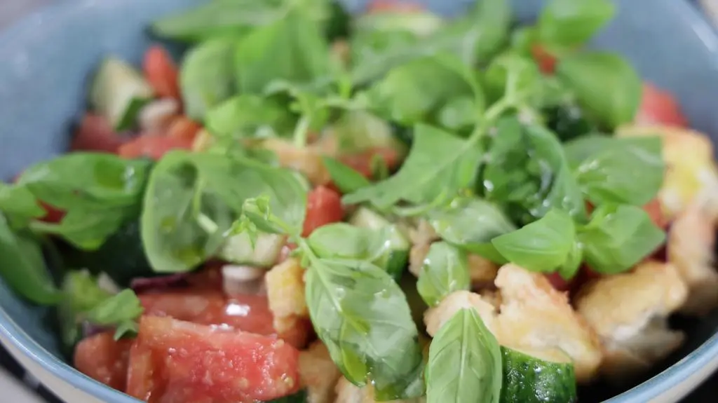 Włoska klasyczna panzanella