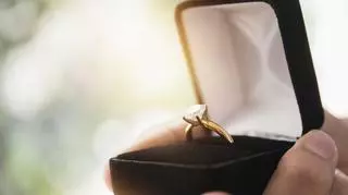 Fałszywy pierścionek zaręczynowy pomógł jej znaleźć męża. Kobiety idą w jej ślady