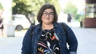 Uśmiechnięta Dominika Gwit pozuje na plaży. Fani są zachwyceni