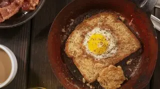 Tost z jajkiem w okienku. Oto szybki i efektowny przepis na śniadanie