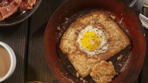 Tost z jajkiem w okienku