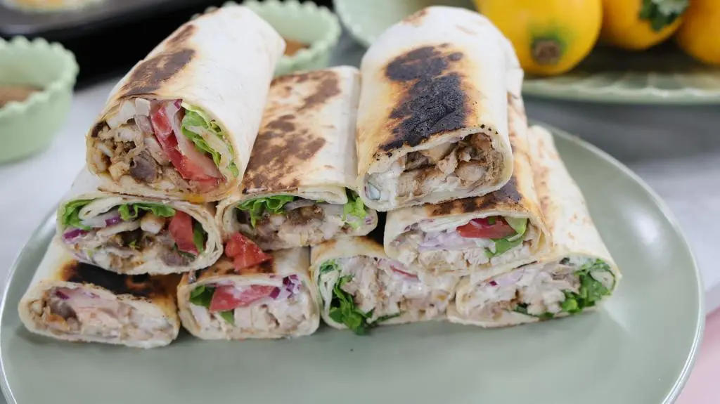 Wrap z pieczonym kurczakiem shawarma, hummusem i kiszonymi warzywami