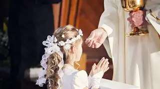 Kontrowersje wokół komunijnych prezentów dla księży. Czy 14 tys. złotych to przesada? "To musi być dobrowolne"