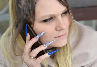 Akryl i żele? Długi i sztuczny manicure jest niebezpieczny dla zdrowia