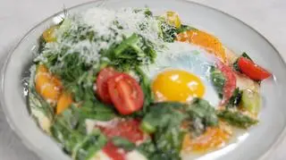Sadzone jajka z kolorowymi pomidorkami, czosnkiem niedźwiedzim i świeżymi ziołami