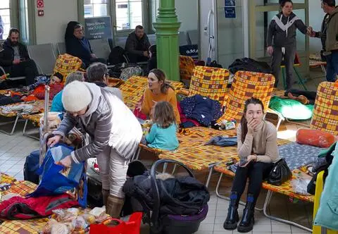 Czego nie należy umieszczać w paczkach dla uchodźców? Caritas: "Dbajmy o godność drugiego człowieka"