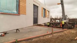 Domy modułowe w rękach kobiet. Perfumki, makijaż muszą być