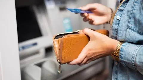 Utrudnienia w dwóch dużych bankach. Gotówkę lepiej wypłacić wcześniej