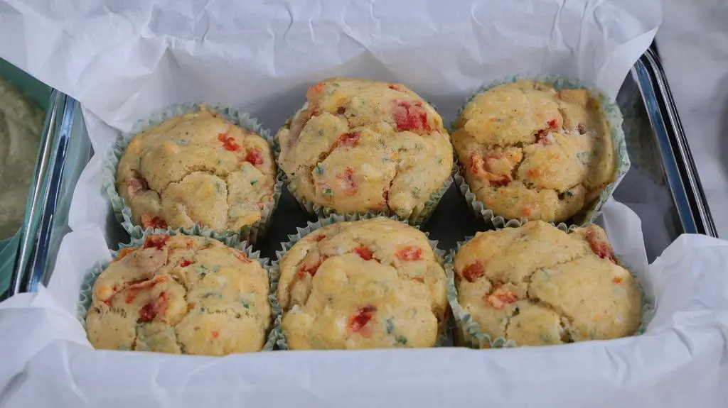 Wytrawne muffiny z fetą, pieczoną papryką i oregano