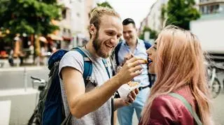 Polacy podczas wakacji stawiają na jedzenie. Ile za nie płacimy?