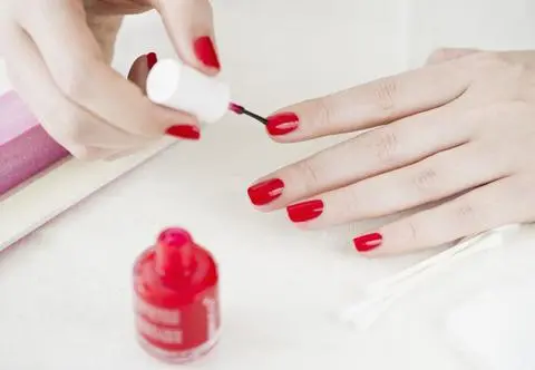 Jak zrobić manicure hybrydowy w domu? To możliwe