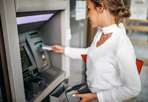 Banki zapowiadają przerwy techniczne. Kto może mieć problem z dostępem do pieniędzy?  