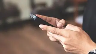 Oszuści rozsyłają fake newsy, podszywają się pod MON. Na co uważać?