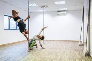Pole dance - na czym polega? Ćwiczenia, efekty