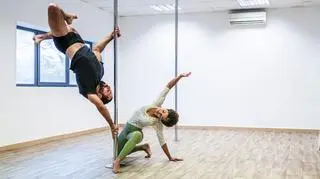 Pole dance dla początkujących. Jak zacząć?